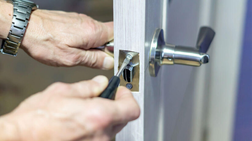 Arreglar el resbalón de una puerta que no encaja